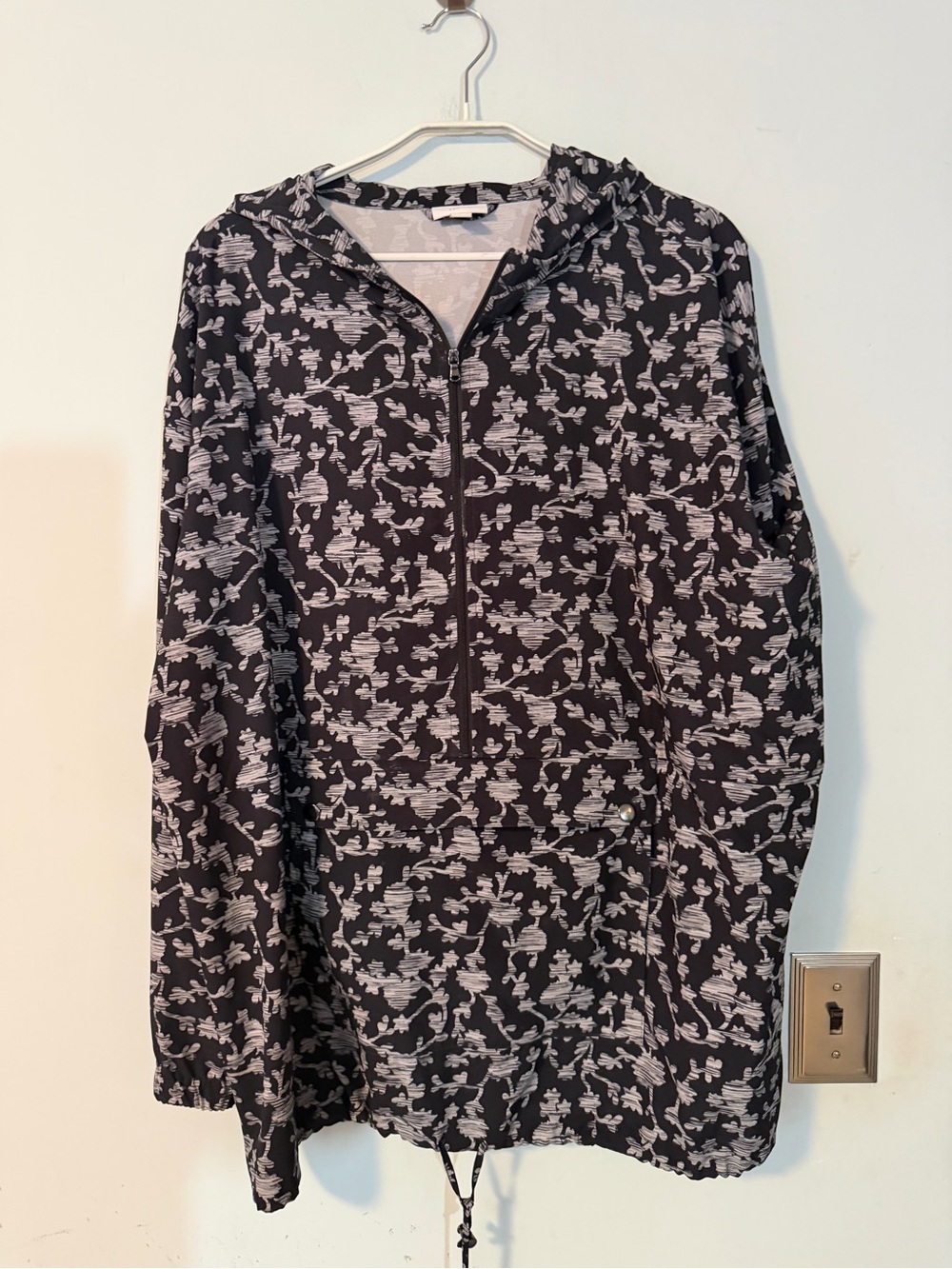 J Jill Fit Floral Hooded Half Zip WINDBREAKER XL Black White light pockets NWOT